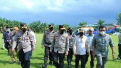 Wabup dan Ketua DPRD Labura beri kain songket untuk Kapoldasu